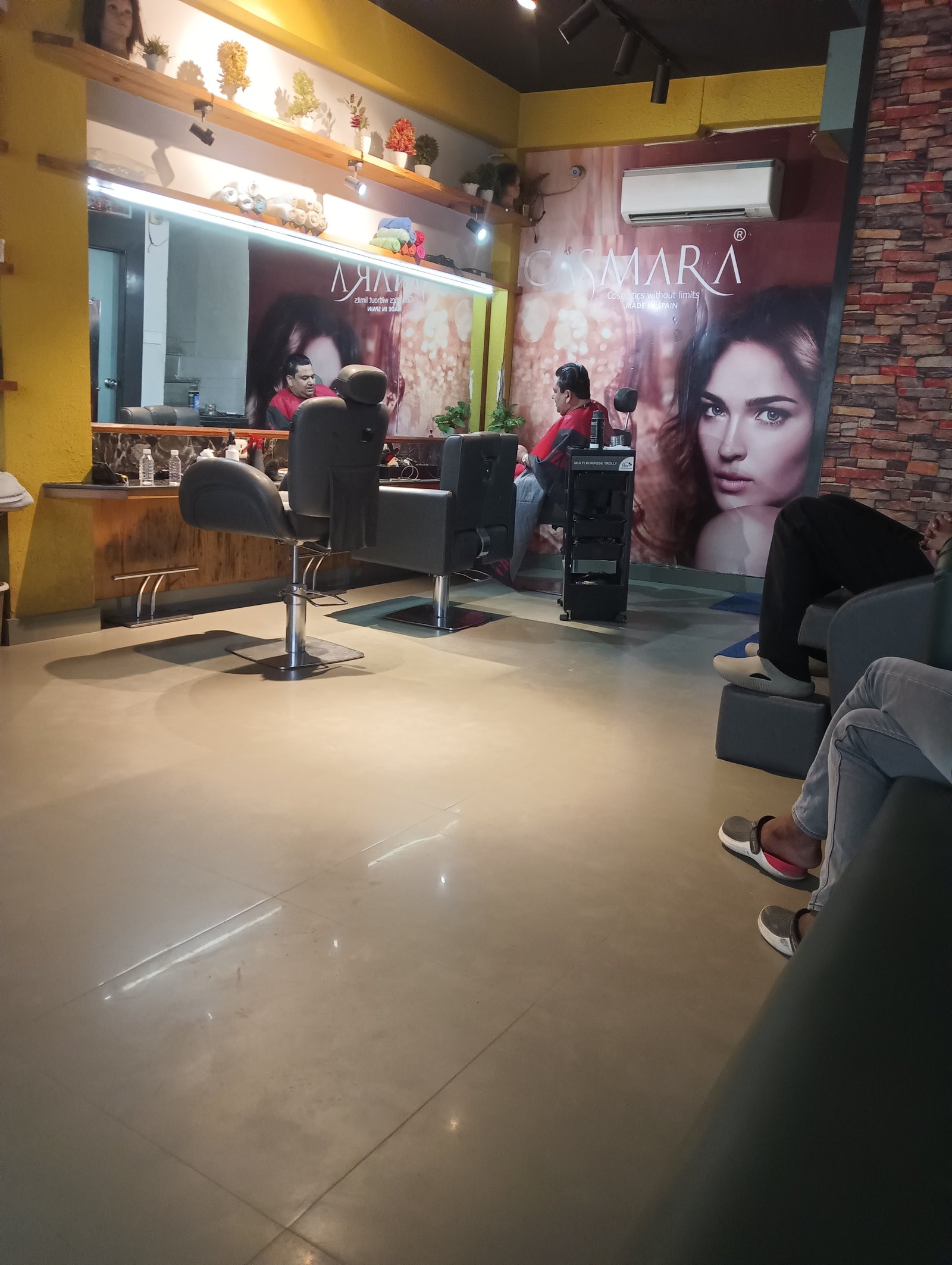 Change family saloon