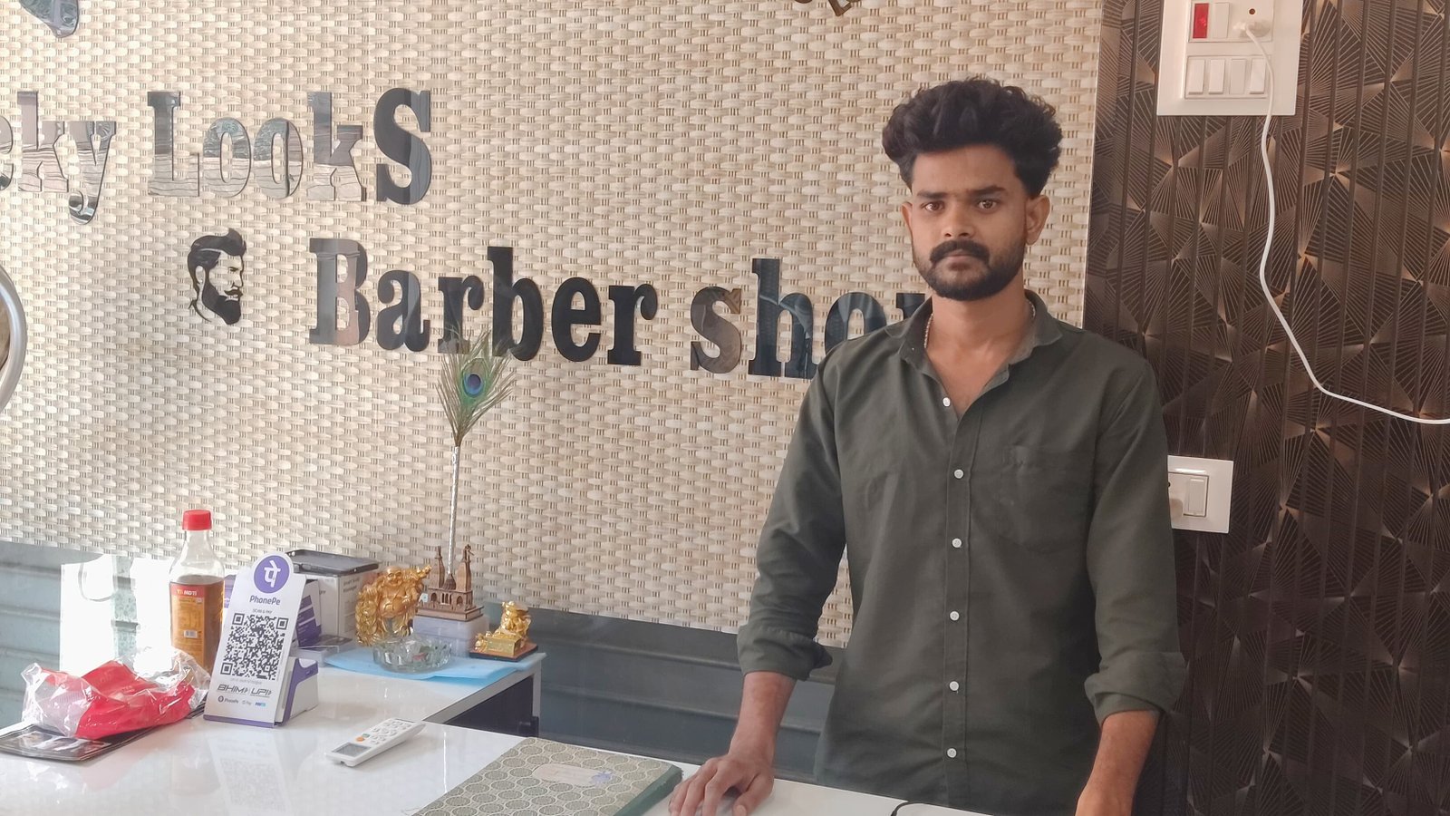Lucky looks barber shop